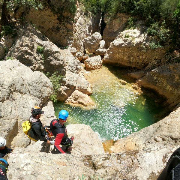 viasta desde un salto en el gorgas negras