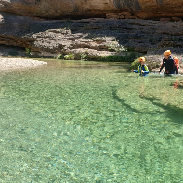 piscina con agua cristalina en el barranaco de la peonera